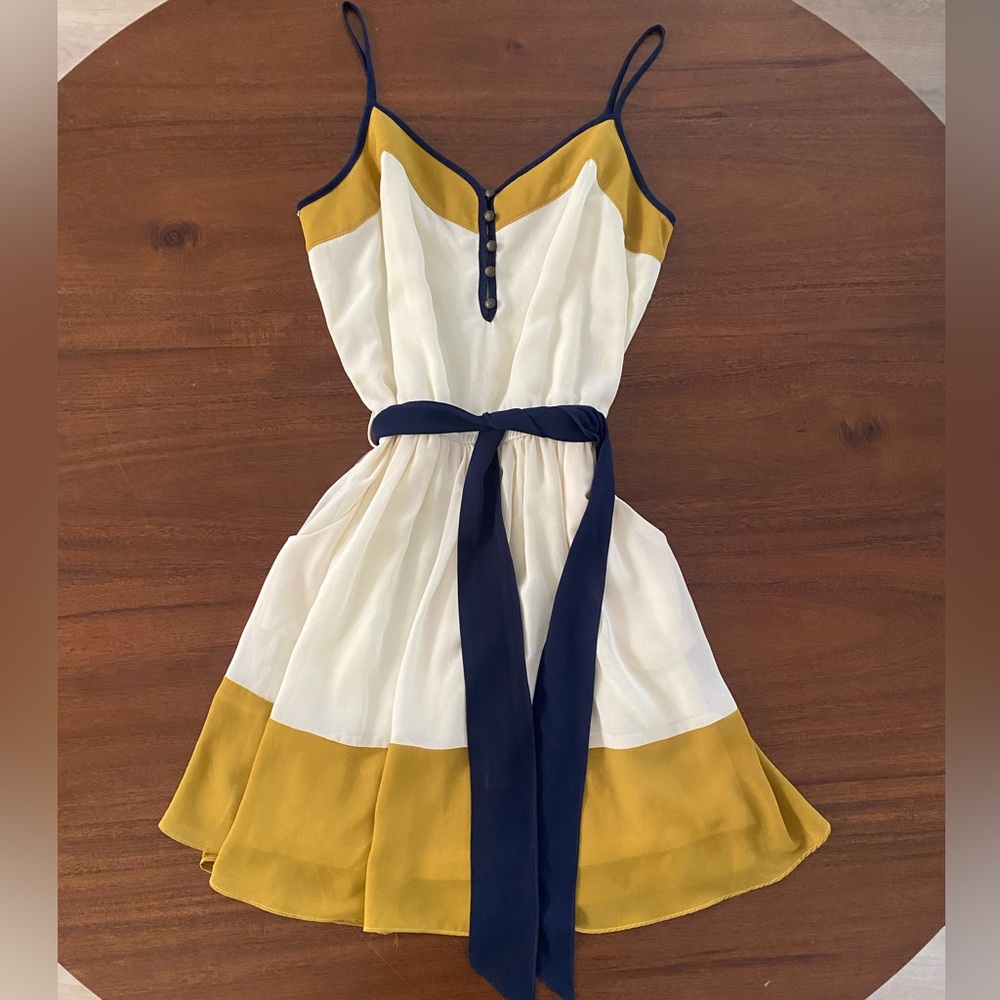 Double Zero Juniors Dress in White and Gold with Navy Accents Size Small